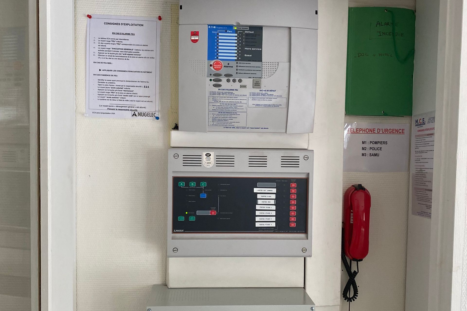 Un tableau électrique sur un mur