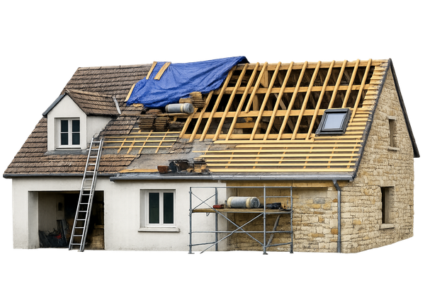 Maison en cours de réparation de toiture ; travaux à moitié terminés, une bâche recouvre la partie inachevée. 