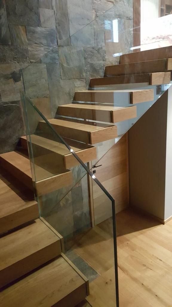 Treppe aus Holz und Glas - Bodenbeläge Hajdari GmbH