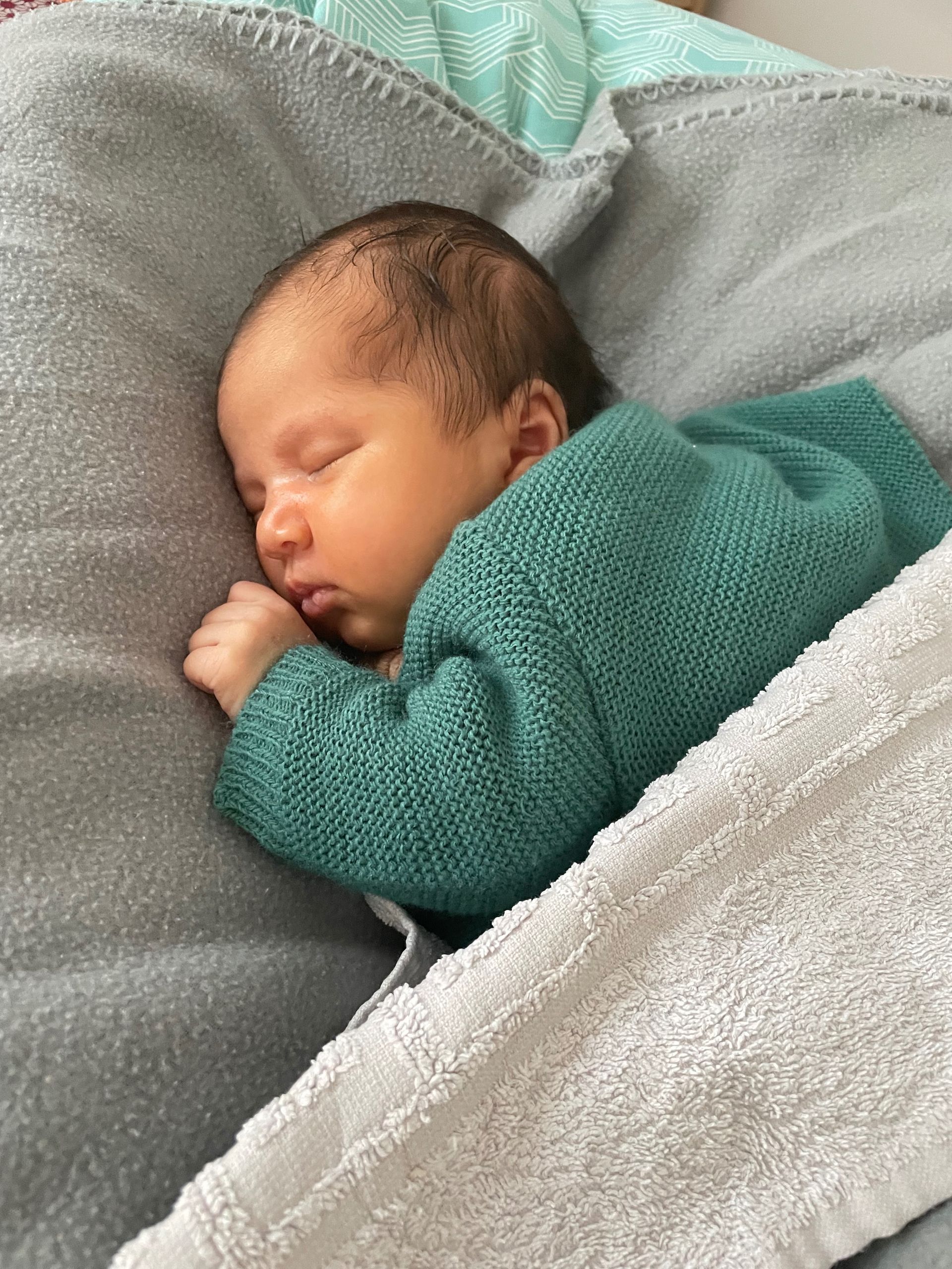 Bébé dans une couverture verte