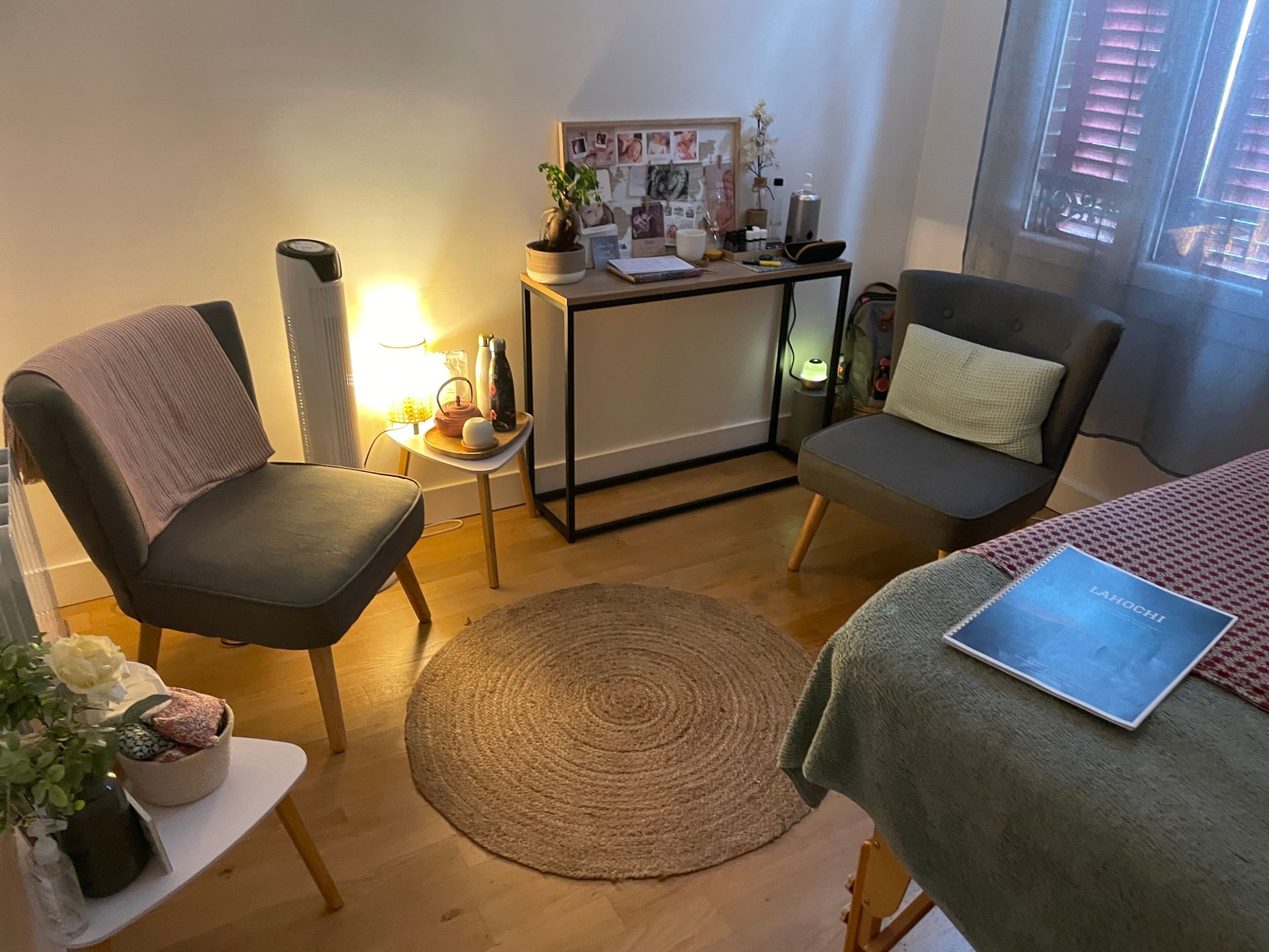 Deux fauteuils et un tapis