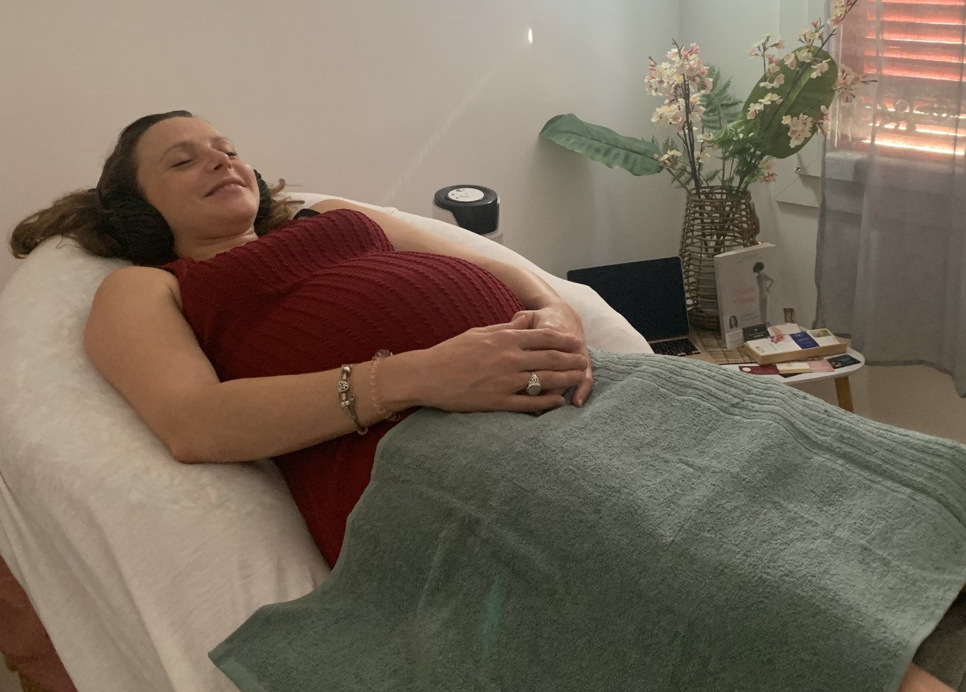 Femme enceinte souriante