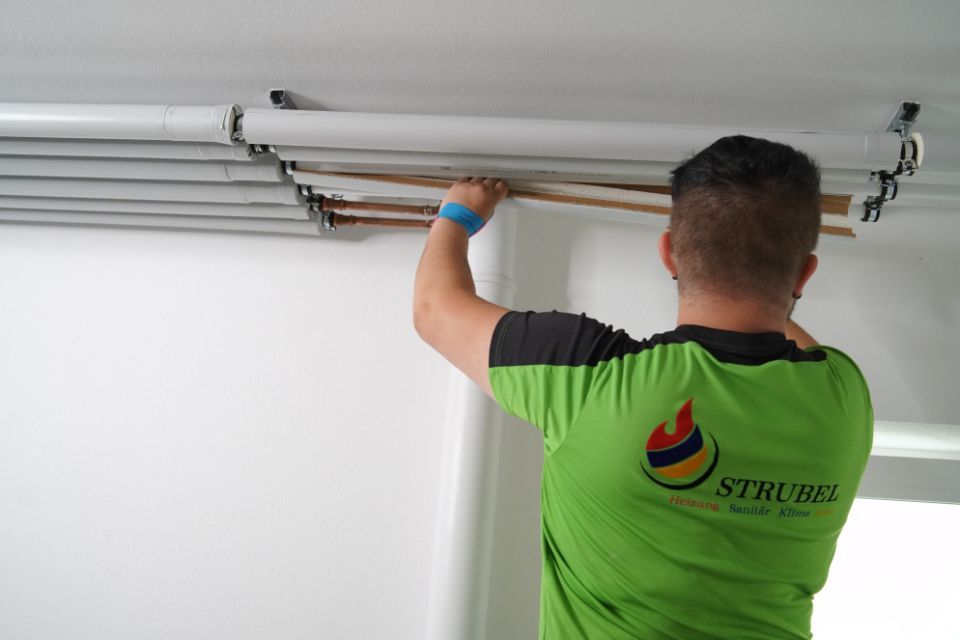 Installation von Rohren für eine Heizung