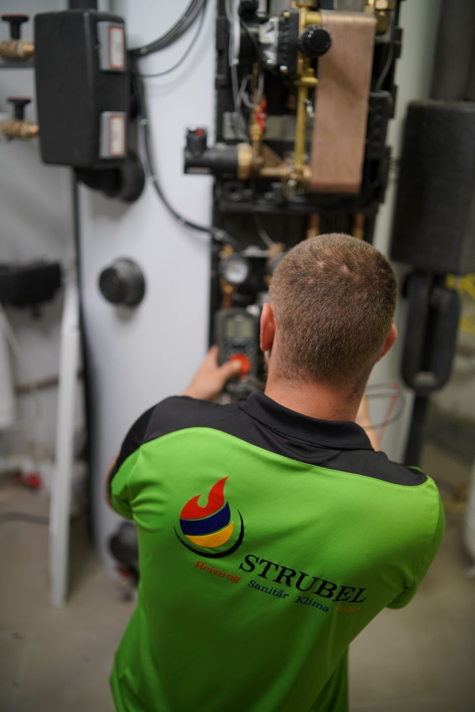 Marcel Strubel bei einer Heizungswartung
