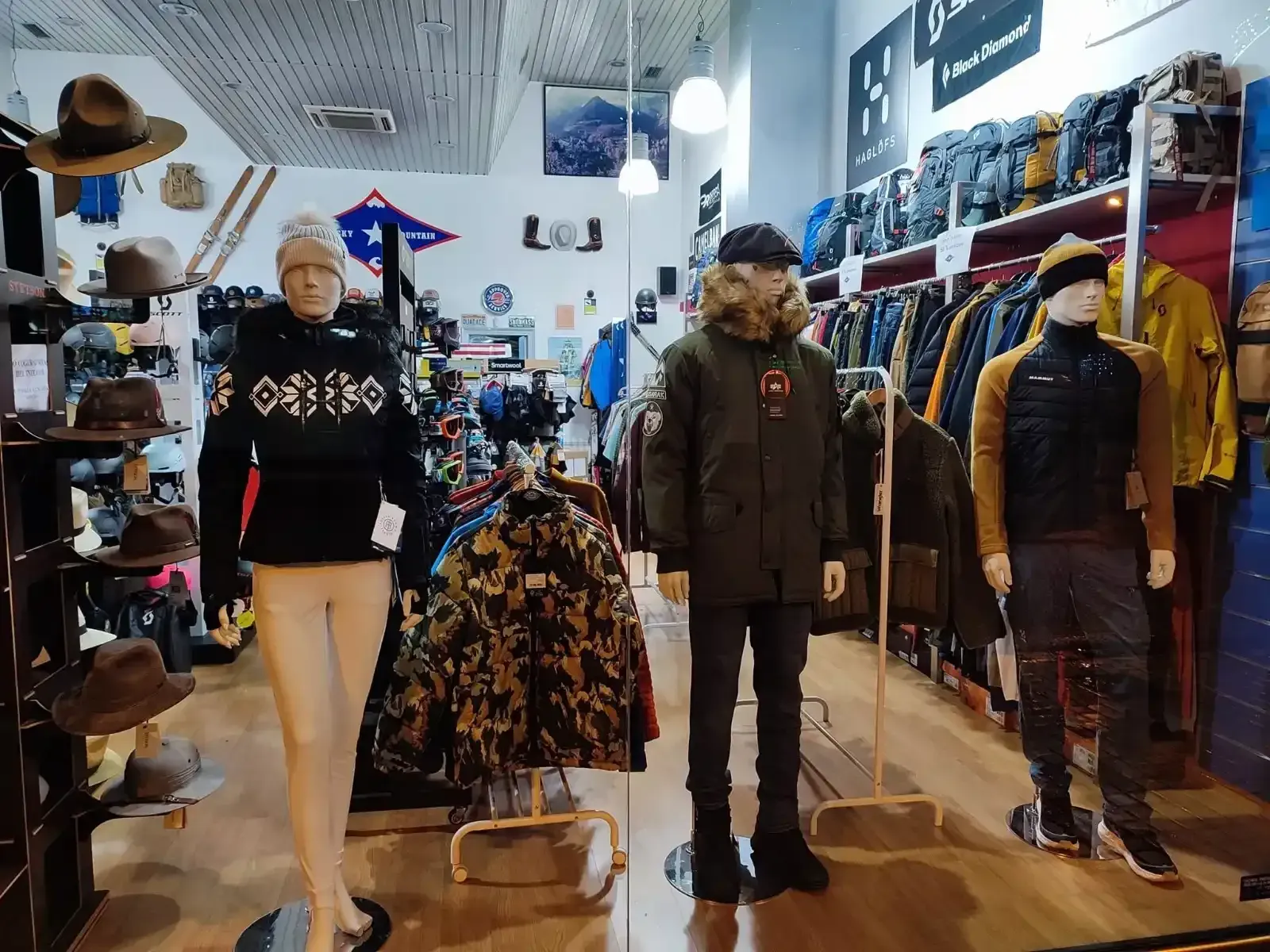 Maniquíes exhibiendo ropa en el interior de una boutique.