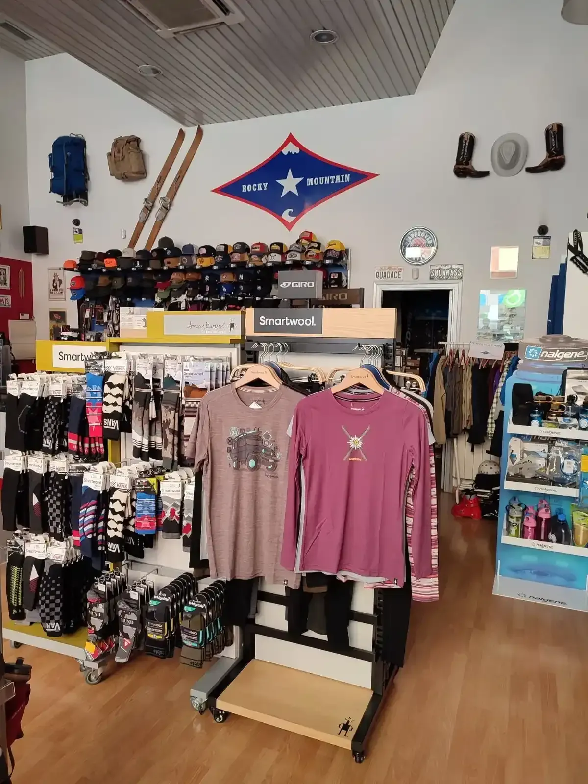 Interior de una tienda de Rocky Mountain