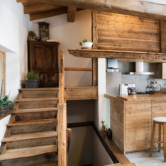 Escalier dans un cottage en bois