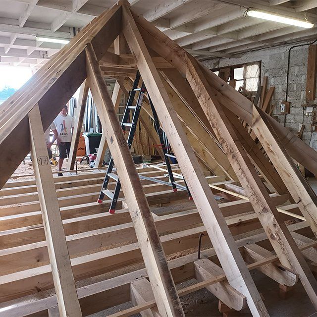 Charpente en cours de construction dans l'atelier de l'entreprise