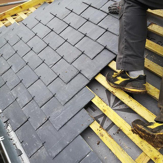 Gros plan sur un couvreur de l'entreprise en plein travail