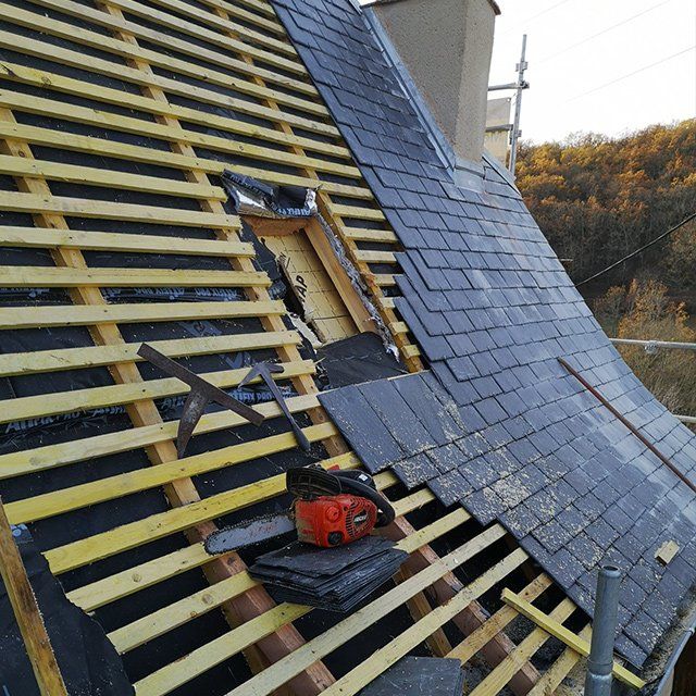 Pose de nouvelles tuiles sur toit ancien