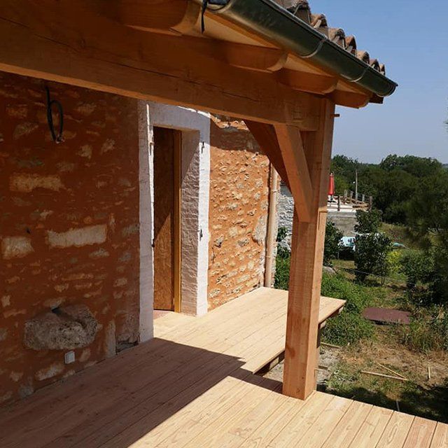 Gros plan sur une pièce en bois accueillant les marches d'un escalier