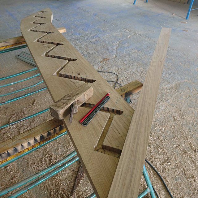 Gros plan sur une pièce en bois accueillant les marches d'un escalier