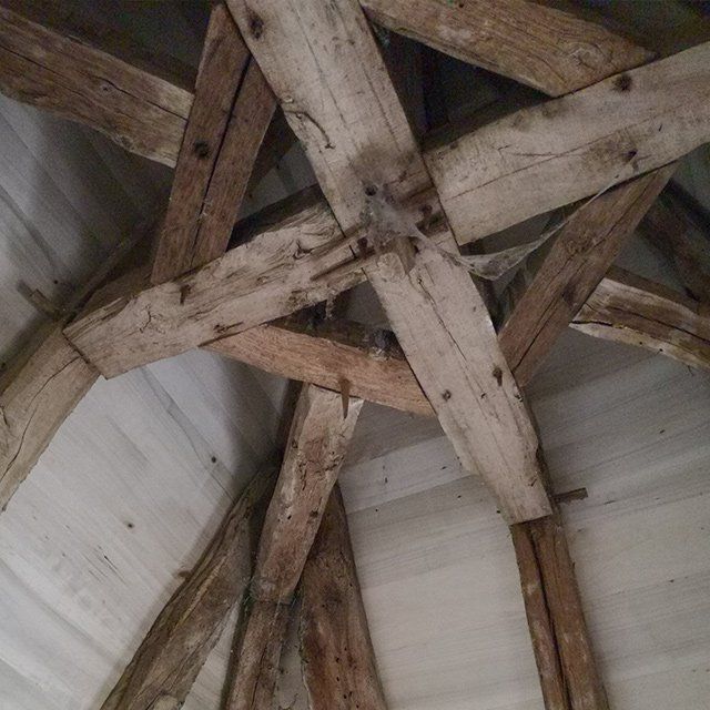 Charpente ancienne en contreplongée