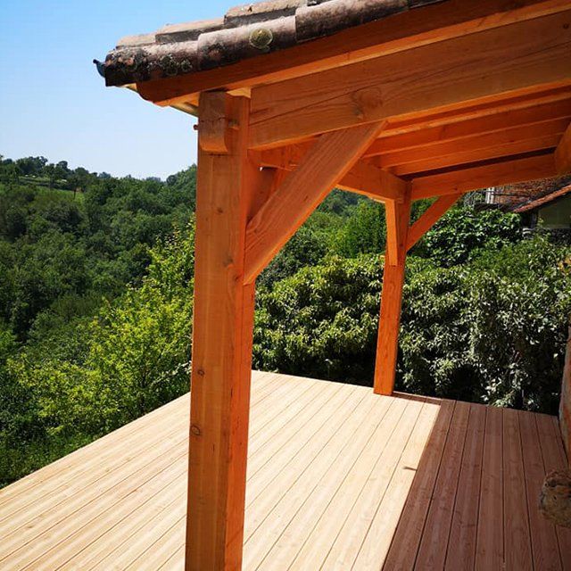 Terrasse en bois et vue sur forêt