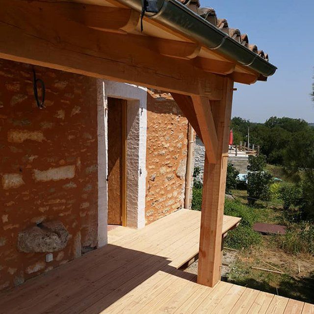 Terrasse extérieure en bois ensoleillée