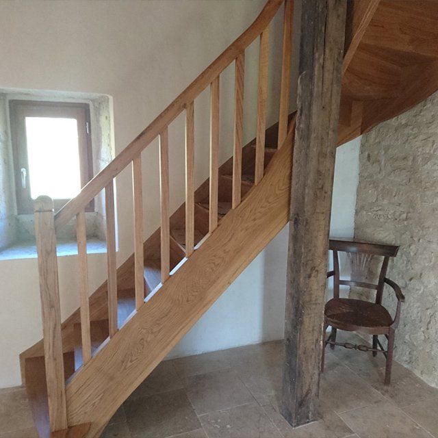 Pose d'un escalier en bois massif