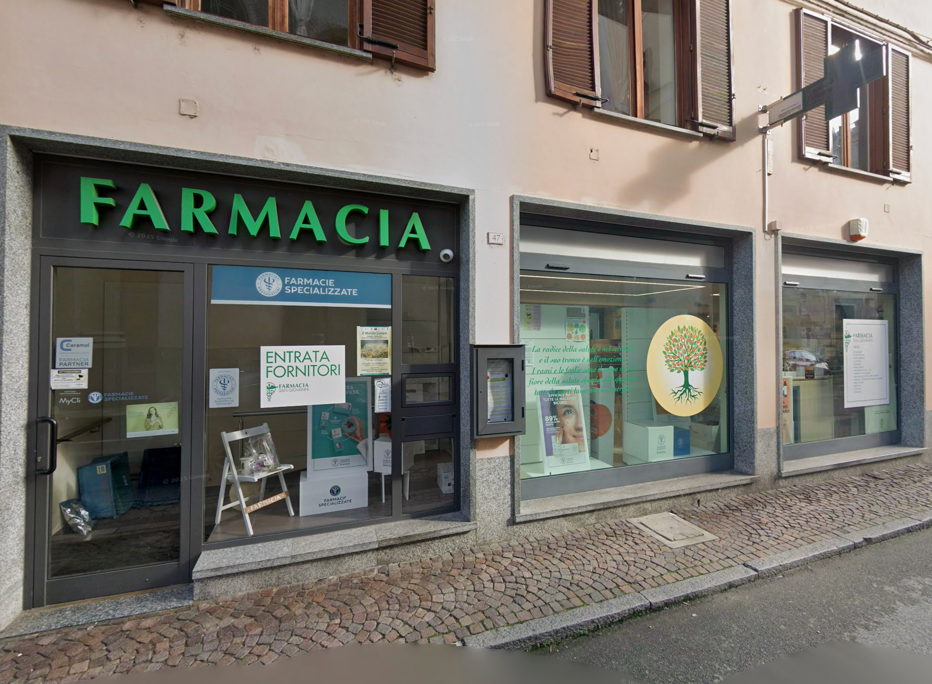 Donna in camice bianco in una farmacia, mentre controlla l'inventario dei farmaci sugli scaffali.