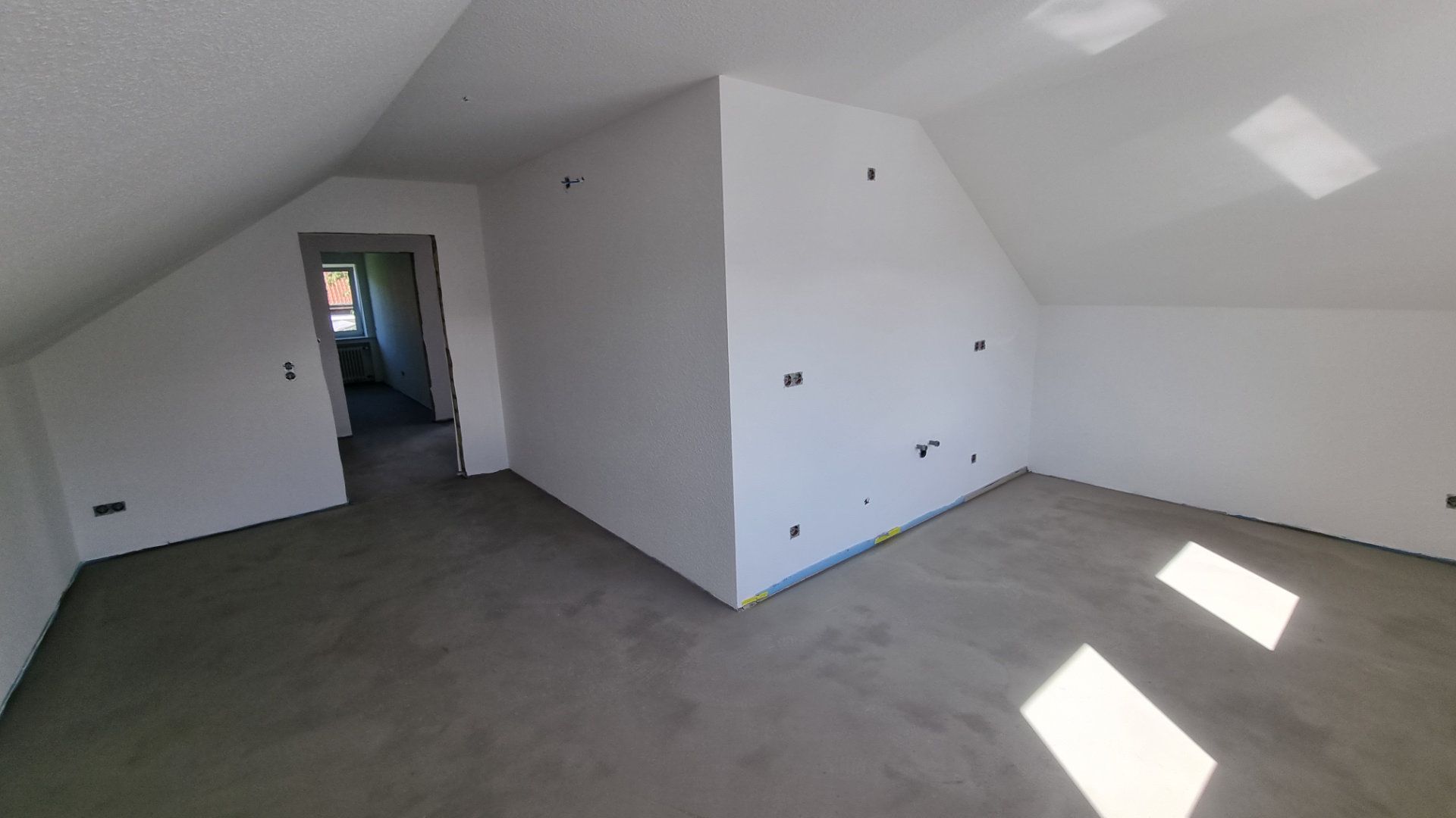 Frisch tapeziertes Dachgeschoss-Zimmer