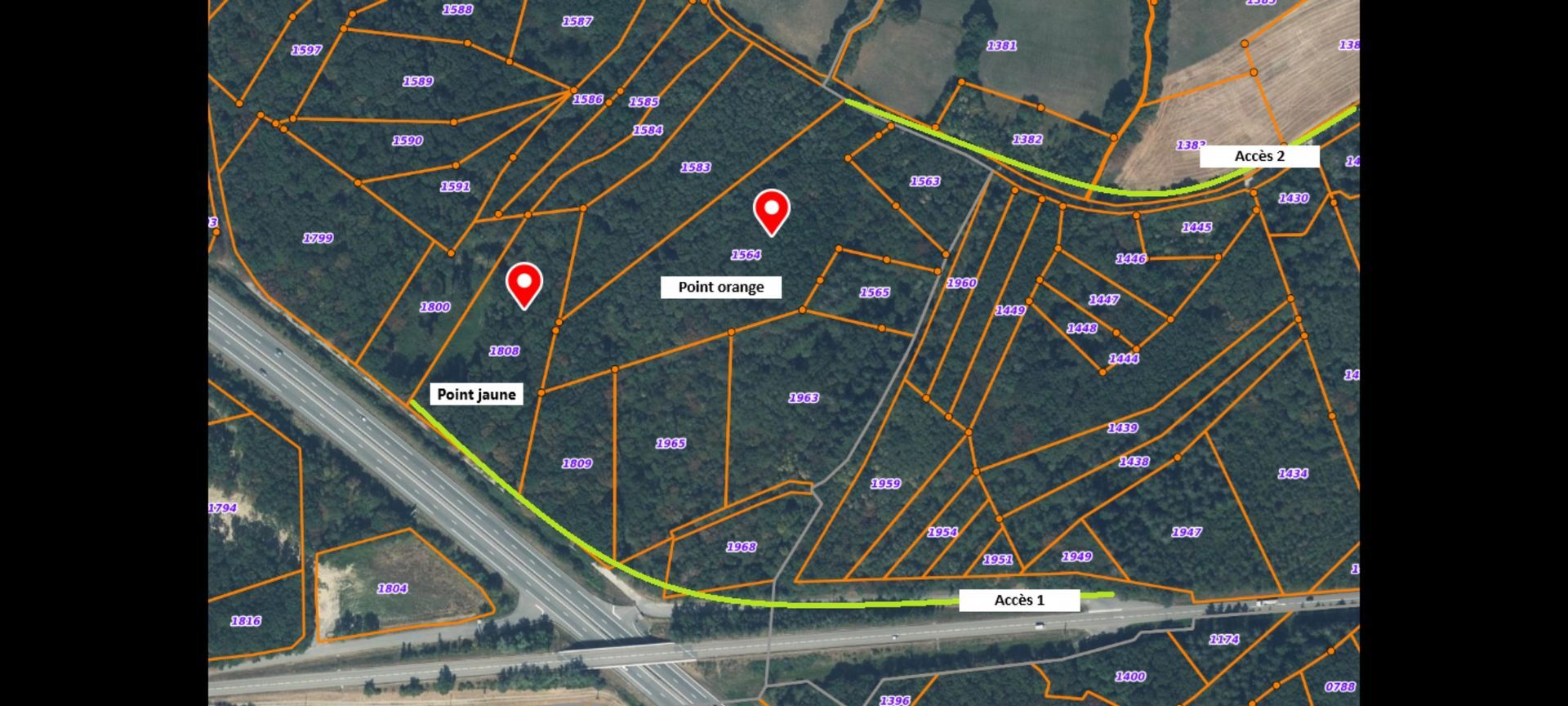 Carte satellite d'une zone rurale avec des limites de parcelles jaunes, des repères de localisation rouges et des routes sur le côté gauche.