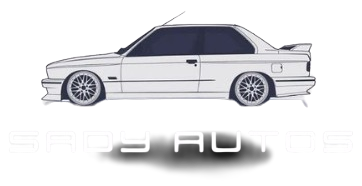 logo du site coupé BMW blanc avec aileron, suspension surbaissée et jantes personnalisées.