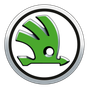 Logo Skoda : Flèche ailée stylisée verte dans un cercle argenté sur fond blanc.