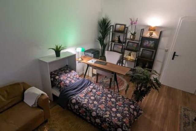 Arbeitsplatz und Gästebett – Ferienwohnung ALLROOM Unterschleißheim