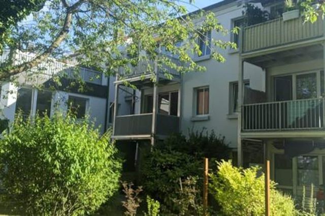 Grüner Innenhof und Außenansicht – Ferienwohnung ALLROOM Unterschleißheim