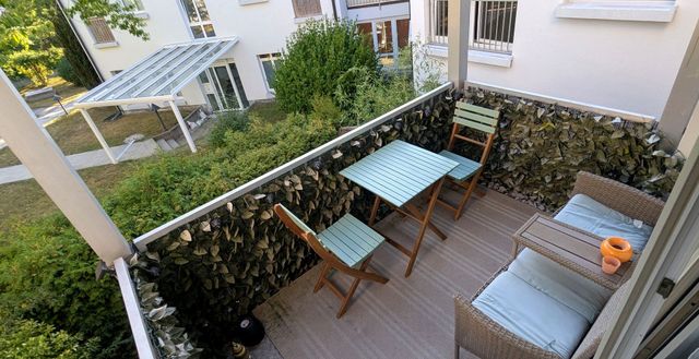 Überdachter Balkon mit Lounge-Sitzecke – Ferienwohnung ALLROOM Unterschleißheim