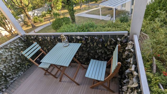 Balkon mit Blick in den Garten – Ferienwohnung ALLROOM Unterschleißheim