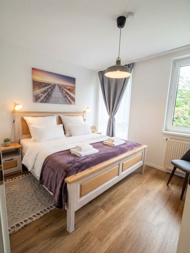 Schlafzimmer mit Doppelbett – Ferienwohnung ALLROOM Unterschleißheim
