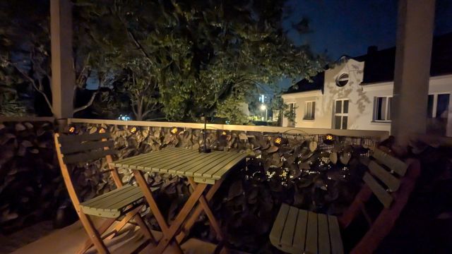Balkon am Abend mit Lichterkette – Ferienwohnung ALLROOM Unterschleißheim
