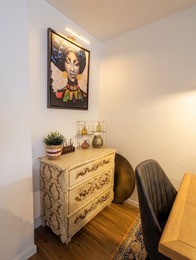 Vintage-Kommode mit Kunstwerk – Ferienwohnung ALLROOM Unterschleißheim