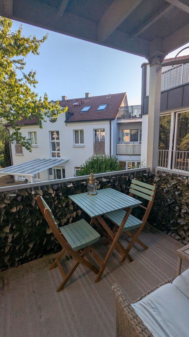 Balkon mit Bistrotisch – Ferienwohnung ALLROOM Unterschleißheim