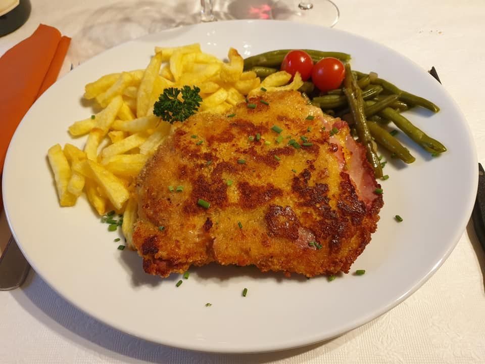 Une assiette de nourriture avec des frites et des haricots verts