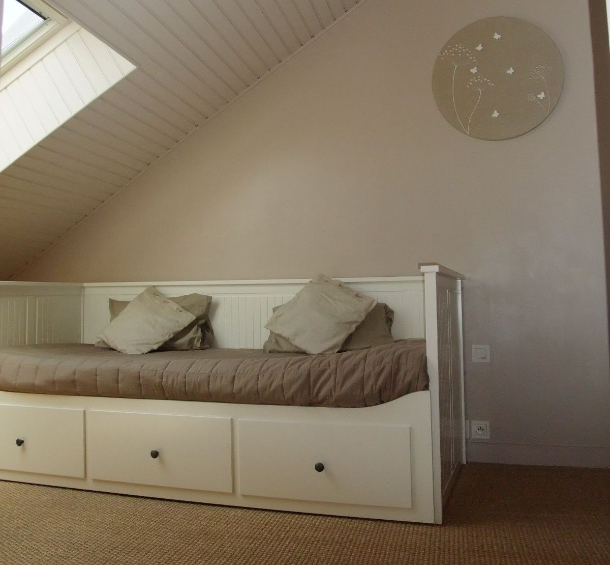 Chambre sous les combles après rénovation