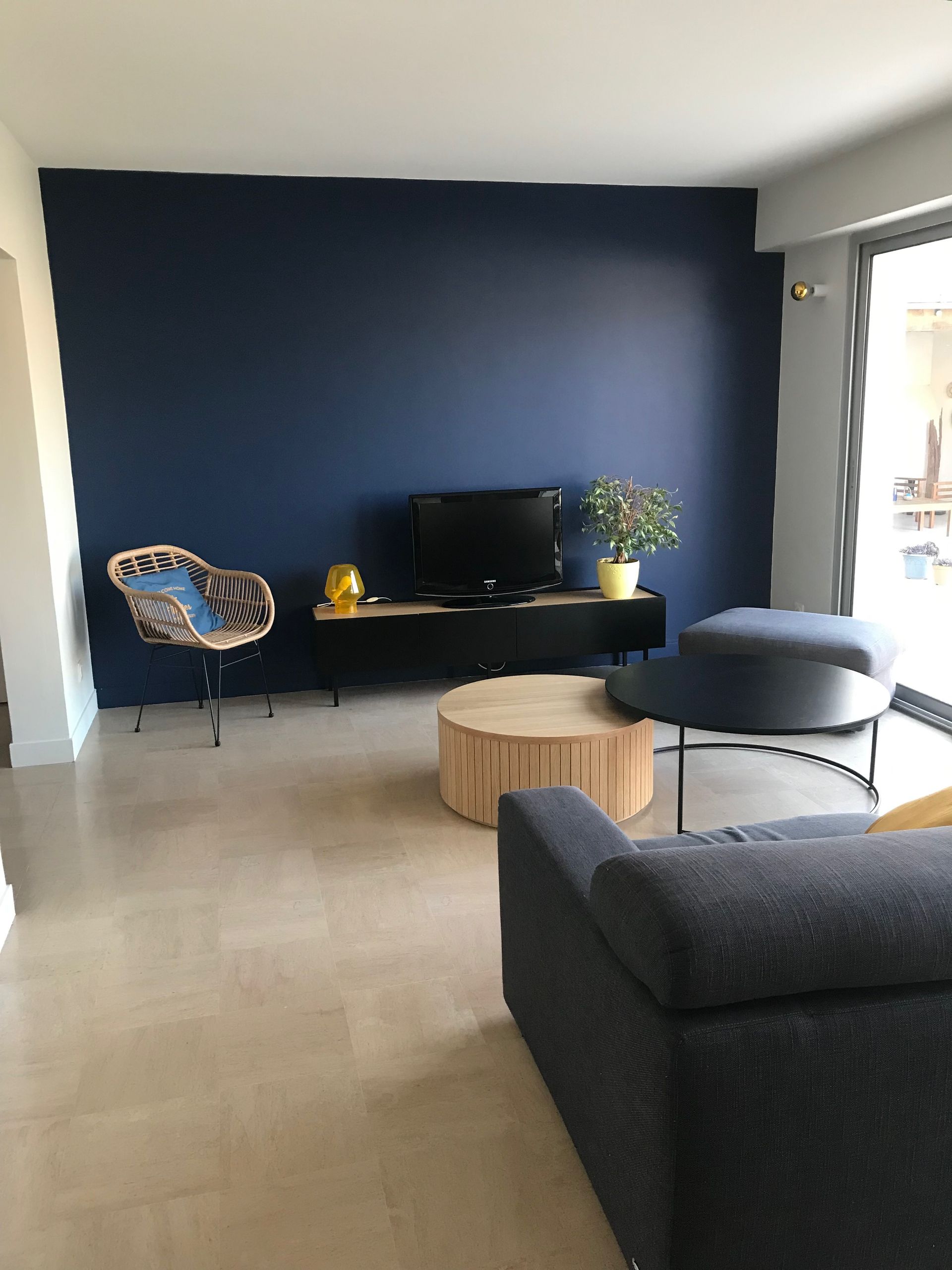 Salon avec mur bleu