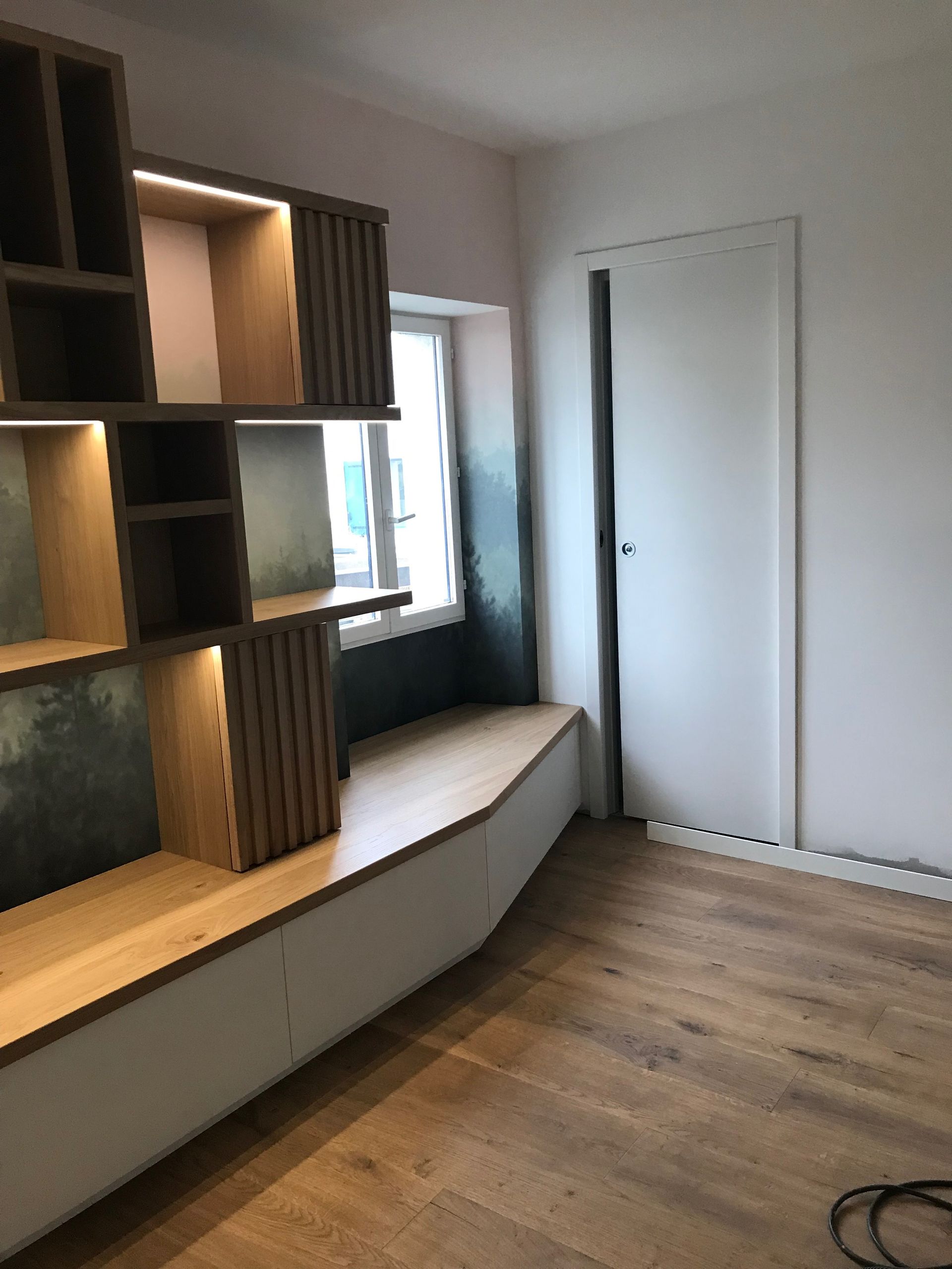 Séjour avec bilbiothèque