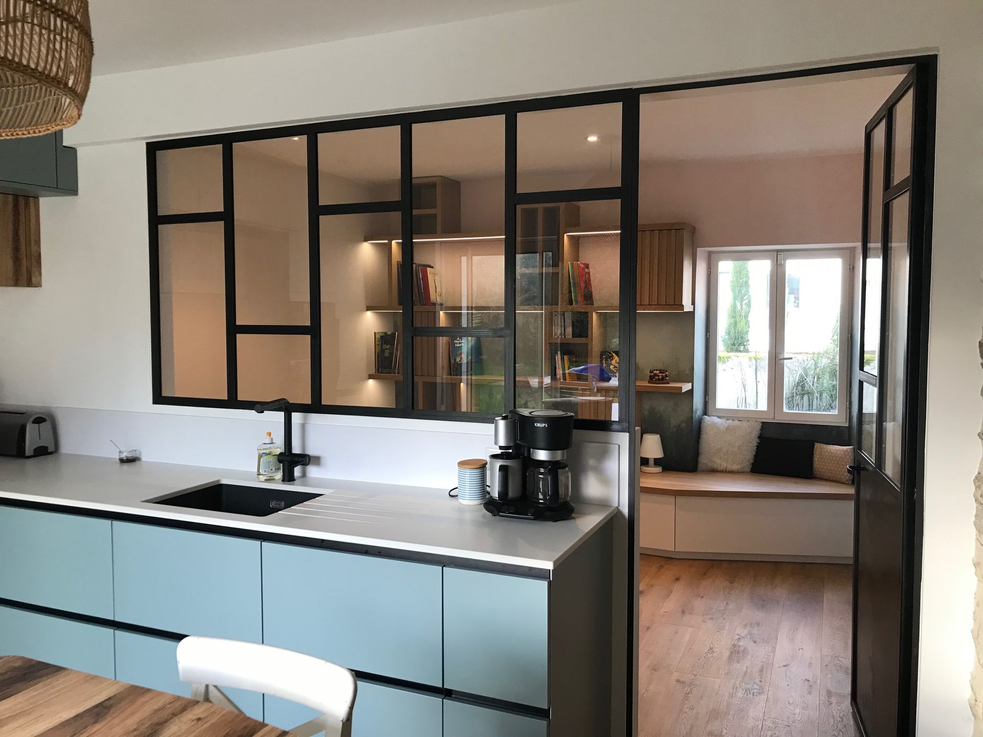 Cuisine bleue avec verrière