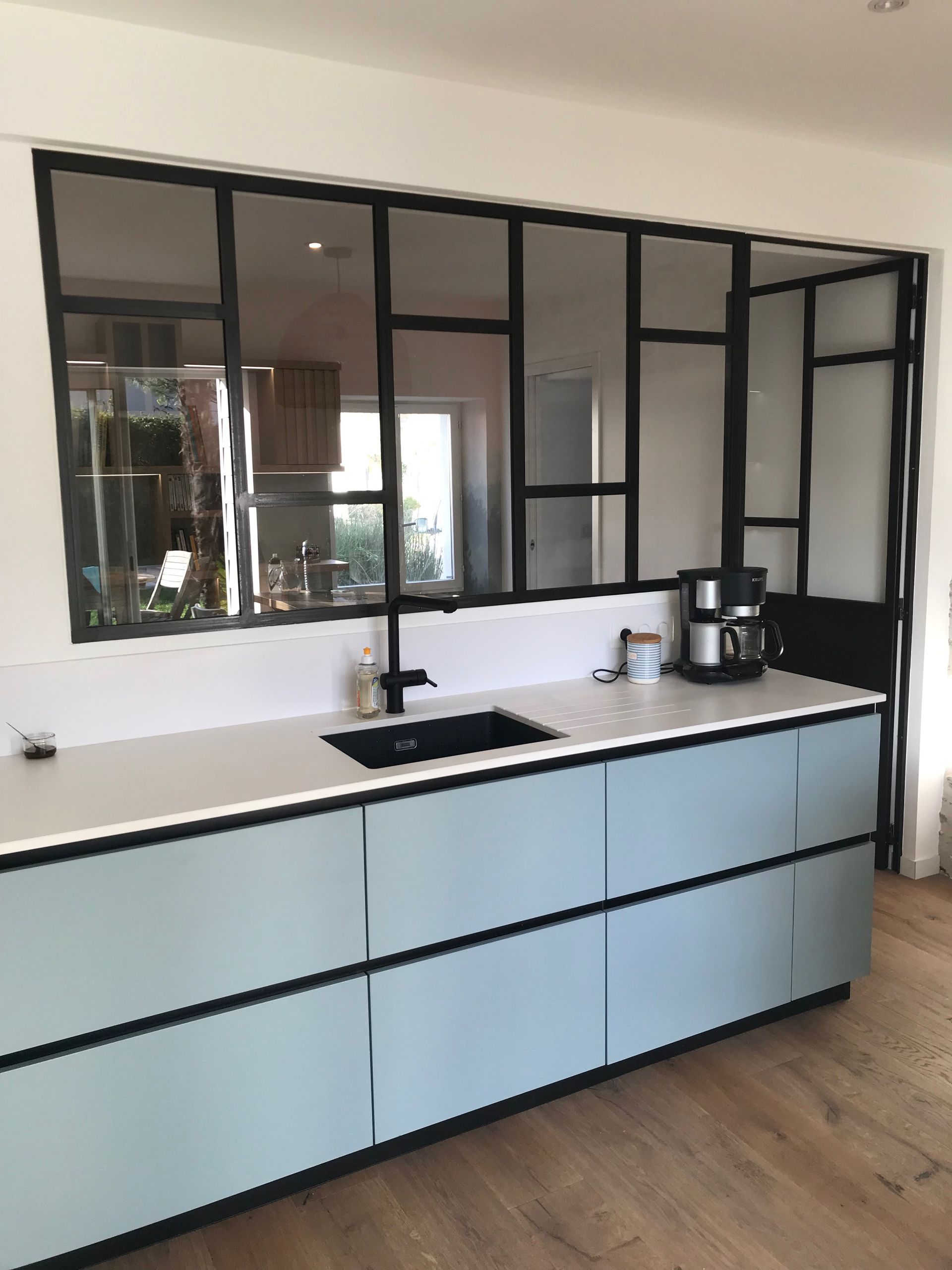 Cuisine bleue moderne avec verrière