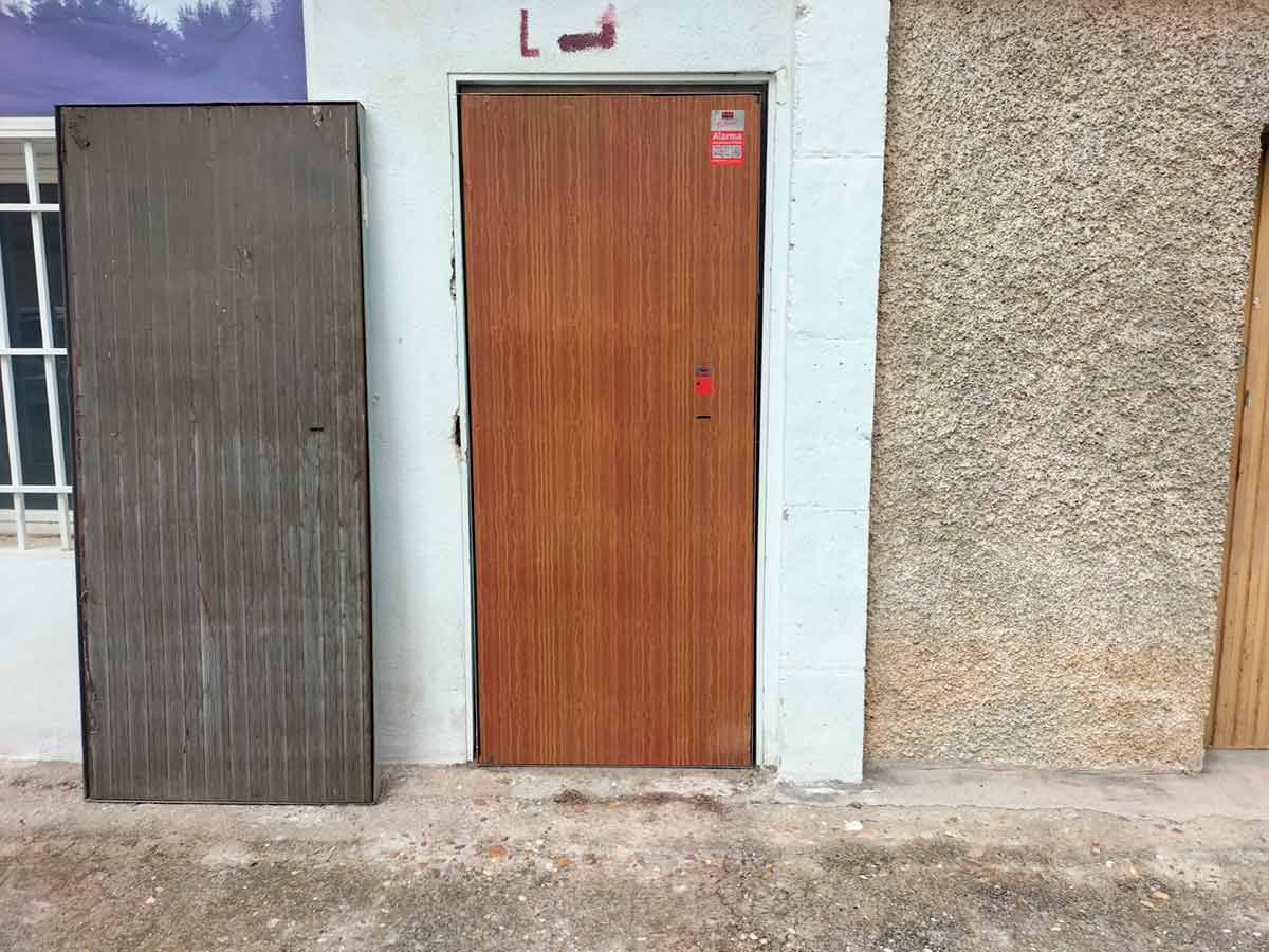 Una puerta de madera con el número 1 en ella