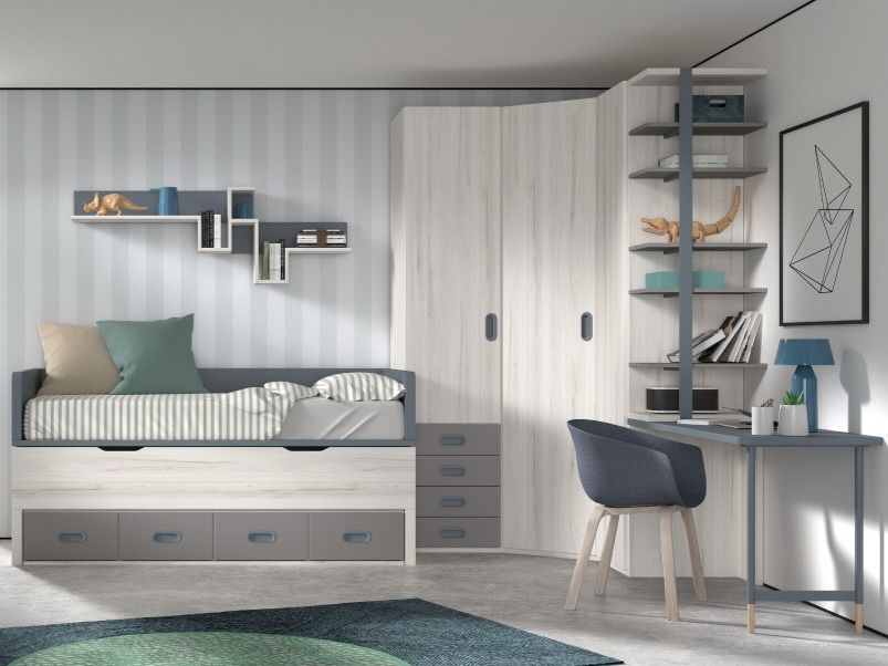 Un dormitorio con una cama y un escritorio con una computadora portátil encima.