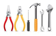 Un martillo, alicates, destornillador, llave inglesa y llave ajustable sobre un fondo blanco.