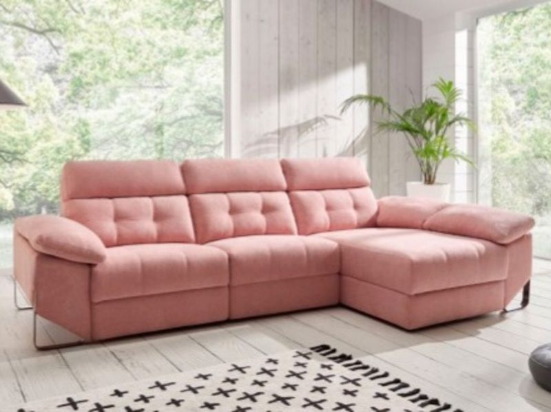 Una mesa de comedor con cuatro sillas y un cuenco encima.