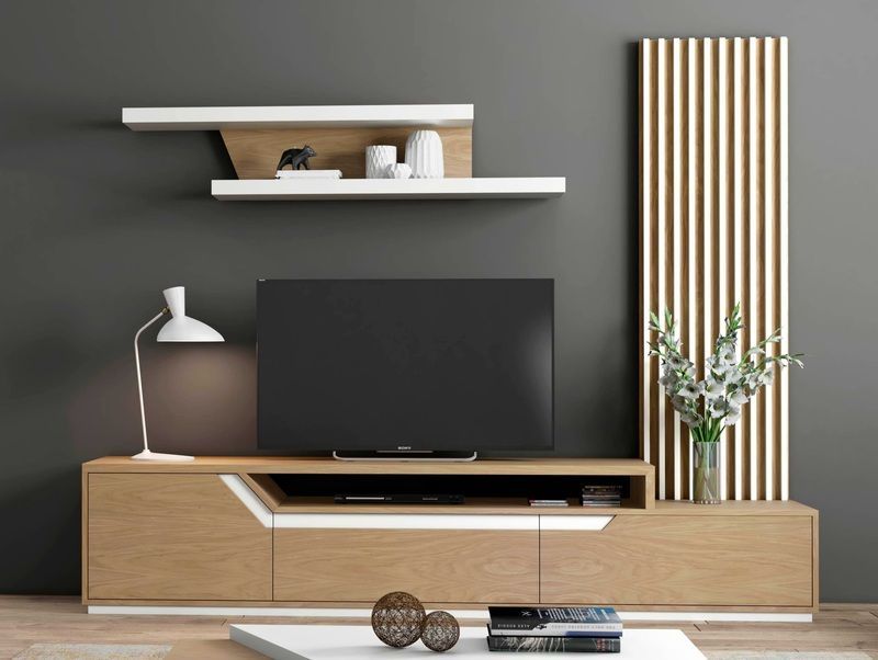 Una mesa de comedor con cuatro sillas y un cuenco encima.