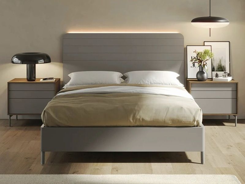 Una mesa de comedor con cuatro sillas y un cuenco encima.