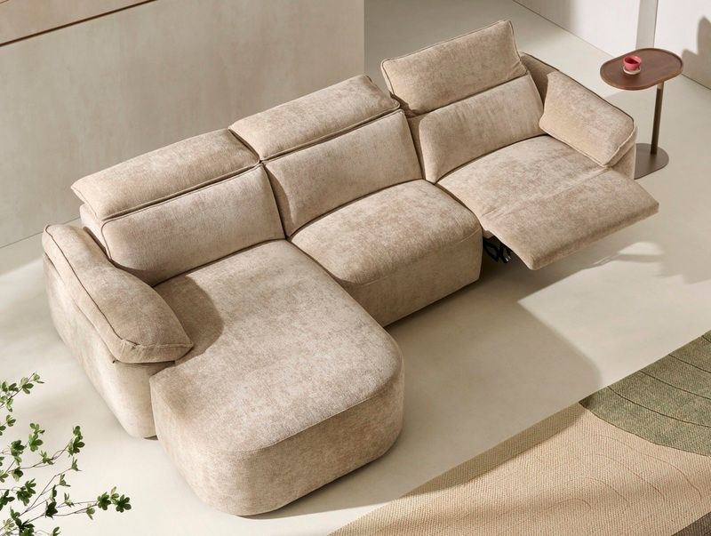 Una mesa de comedor con cuatro sillas y un cuenco encima.