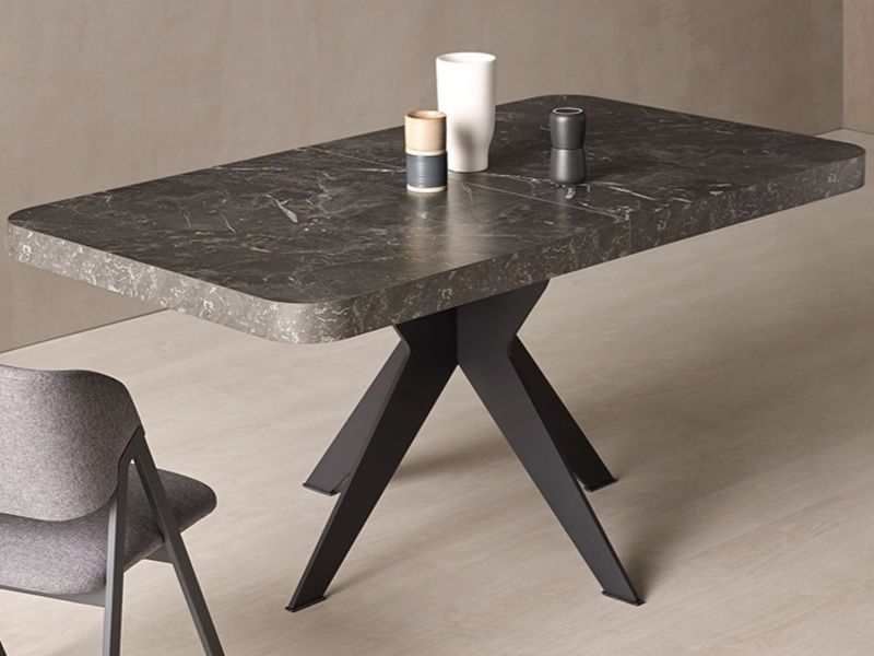 Una mesa de comedor con cuatro sillas y un cuenco encima.