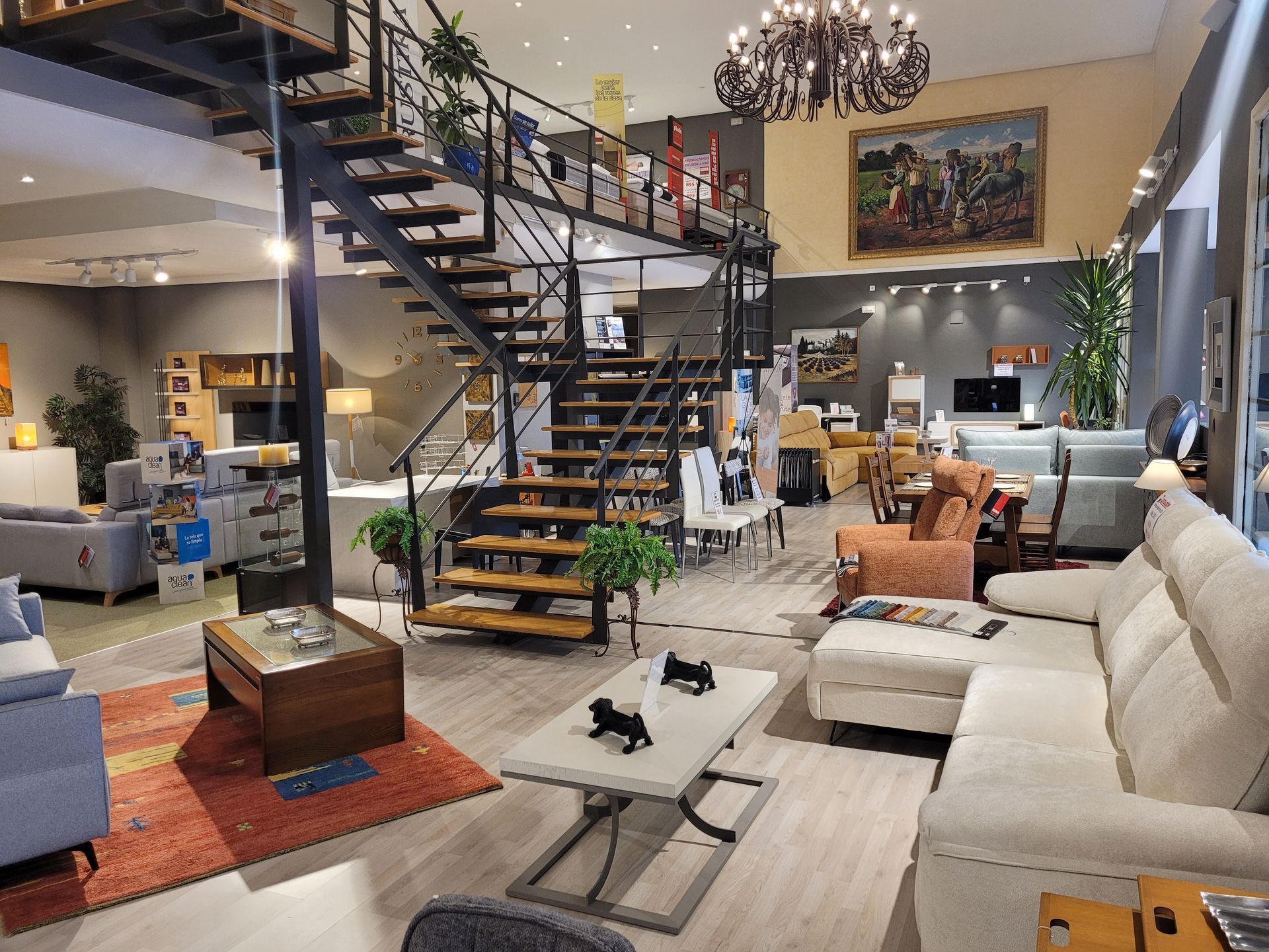 Una sala de estar con escaleras que conducen al segundo piso.