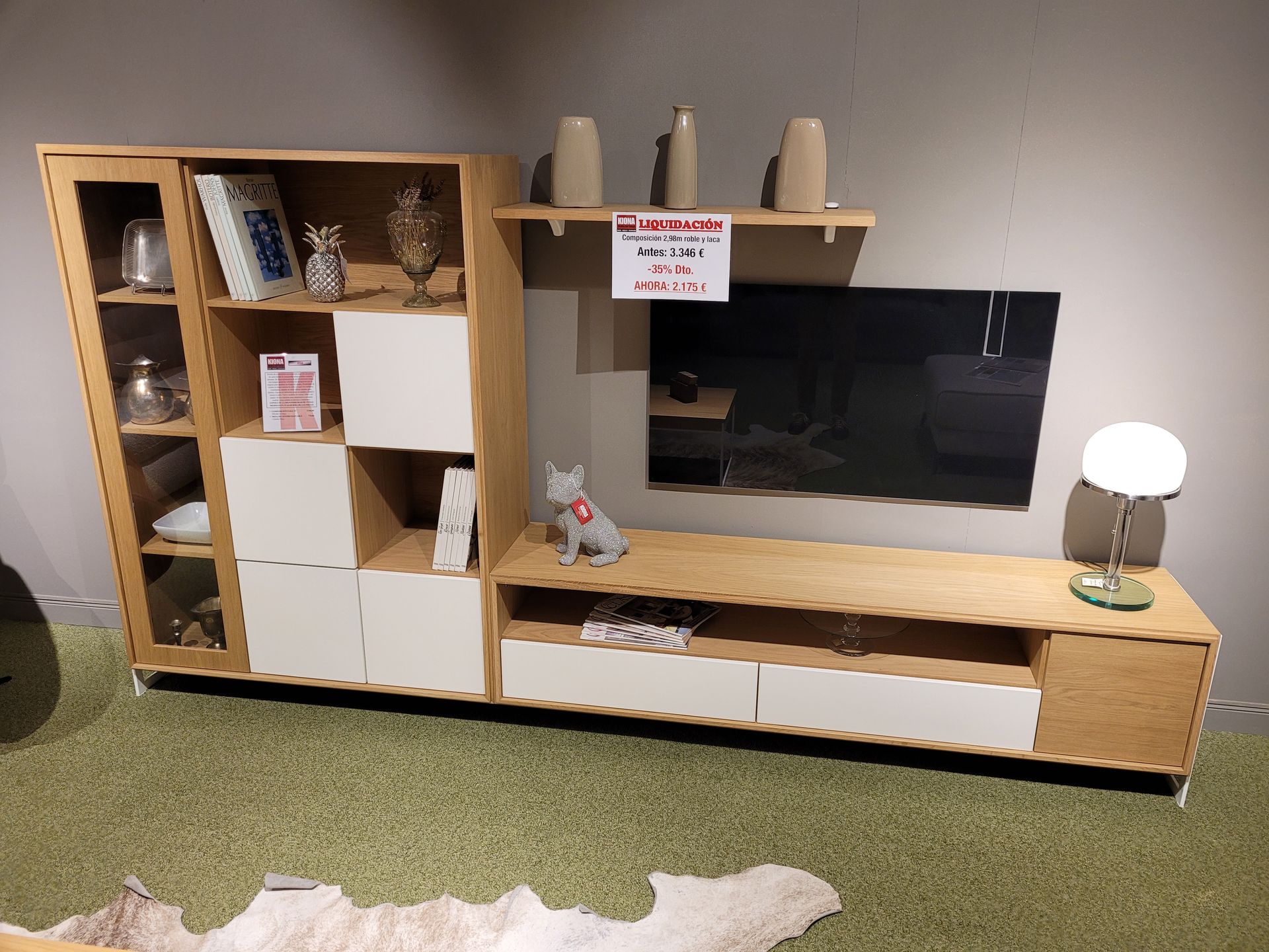 Un dormitorio con una cama individual y un escritorio de computadora.