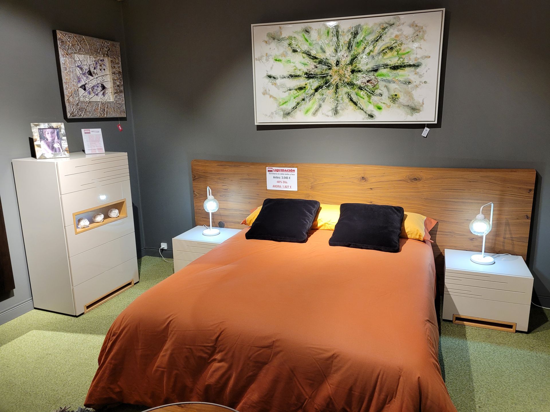 Un dormitorio con una cama individual y un escritorio de computadora.